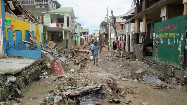 Un hombre caminando por el devastado pueblo de Jeremie, al este de Haití. (Vía: AFP)