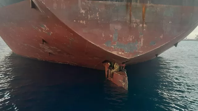 Impactante imagen: Tres migrantes viajaron 11 días en timón de buque hasta llegar a España. Fuente: SALVAMENTO MARÍTIMO DE ESPAÑA