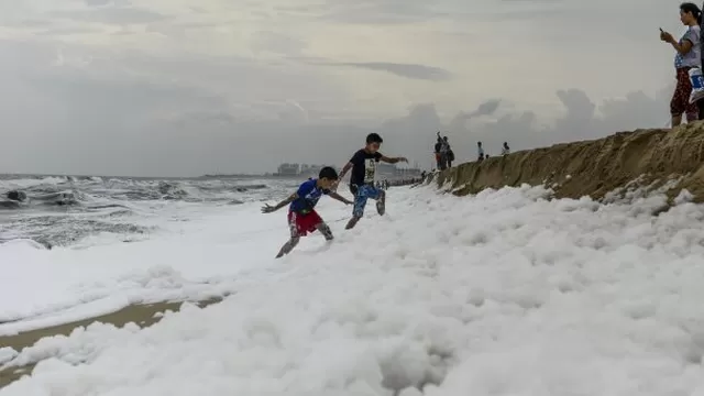 India: Espuma tóxica causa peligro de contaminación en una famosa playa