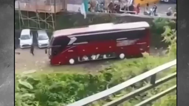 Bus turístico con más de 30 pasajeros cayó a un río en Indonesia