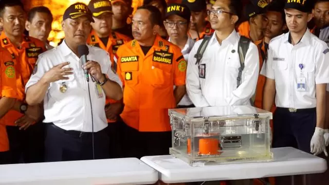 Indonesia halla caja negra del avión que se estrelló con 189 pasajeros