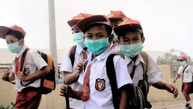 Niños de escuela primaria usan máscaras en el distrito de Karo. (Vía: AFP)
