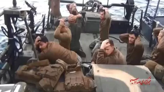 Iraníes apresan a soldados estadounidenses. (Vía: Twitter)