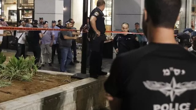 Fuerzas de seguridad de Israel se reúnen en el centro comercial tras ataque. (Vía: AFP)