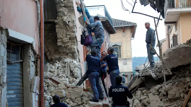 Búsqueda contrarreloj de sobrevivientes de sismo en Italia. Foto: Difusión