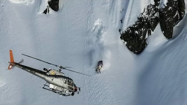 Helicóptero se estrella en medio de la nieve. (Vía: Twitter)