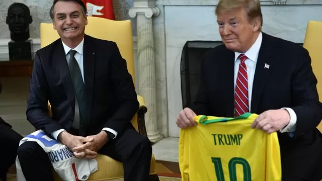 Bolsonaro salud&oacute; a Trump y ambos se dirigieron al Despacho Oval, en donde mantienen una reuni&oacute;n bilateral que estar&aacute; seguida por una conferencia de prensa conjunta. Foto: AFP