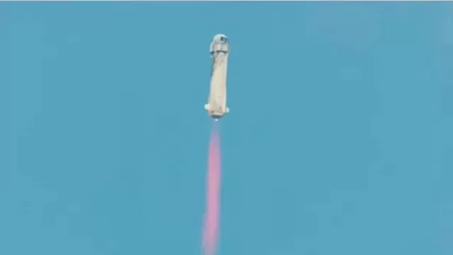 Jeff Bezos alcanza el espacio y finaliza con éxito el vuelo con tripulantes de la nave de Blue Origin