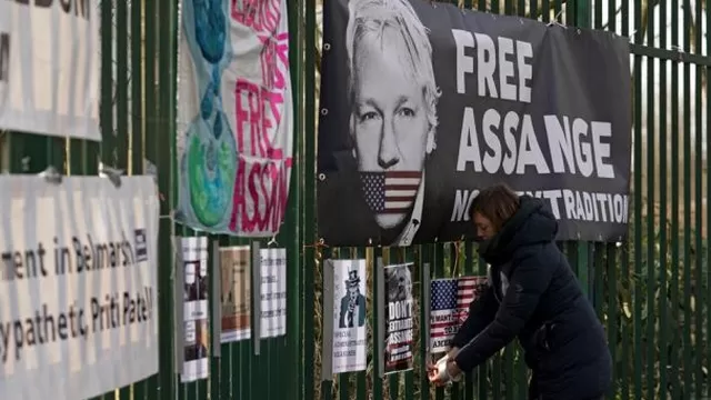 Julian Assange es acusado de espionaje informático. Foto: EFE