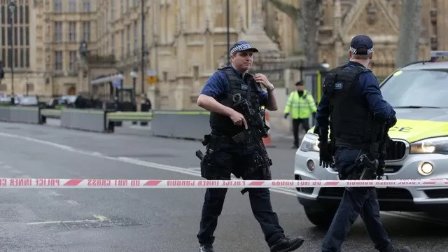 Oficiales resguardan la zona cerca al Parlamento británico. (Vía: AFP)
