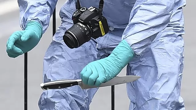 Polic&iacute;a recoge cuchillos cerca del Parlamento brit&aacute;nico. Foto: AFP
