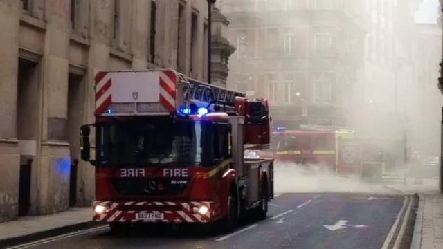 Otro incendio en Londres. Foto: @FezReports