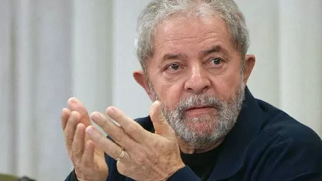Ante familiares y amigos, Lula rompió en llanto durante su discurso / AFP