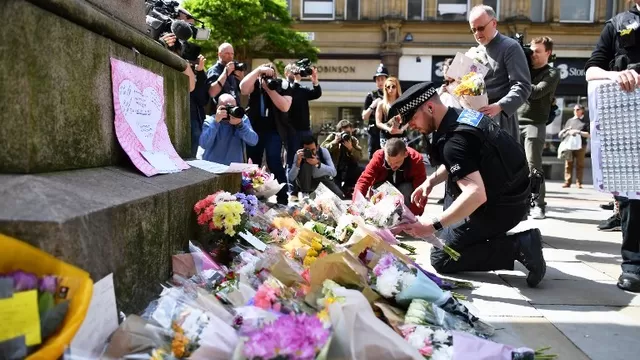 Con flores rinden tributo a las víctimas del atentado en Manchester. Foto: AFP