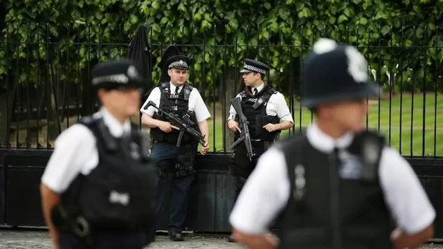 Policía armada reforzó seguridad alrededor del Parlamento británico. Foto: AFP