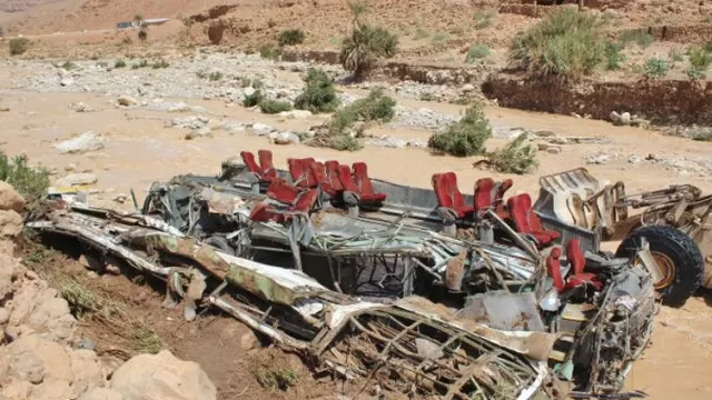 Marruecos: autobús fue arrastrado por corriente de río y murieron al menos 17 personas. Foto: AFP