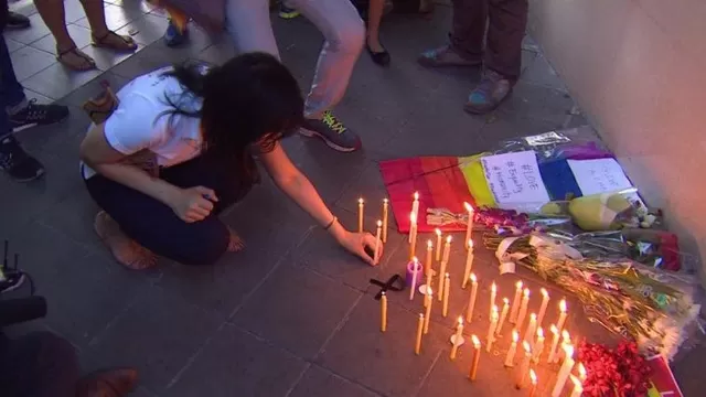 Manifestantes prenden velas por las víctimas de Orlando. (Vía: Twitter)