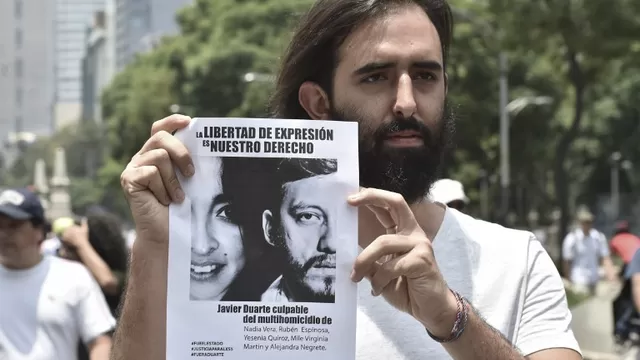 Fotoperiodistas y activistas de organizaciones sociales protestan por el asesinato de su colega Rub&eacute;n Espinoza y cuatro mujeres en M&eacute;xico. (V&iacute;a: AFP)