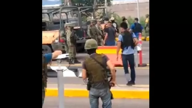 Saludo entre militares y sicarios. Ocurrió en México. Foto: ABC Noticias México