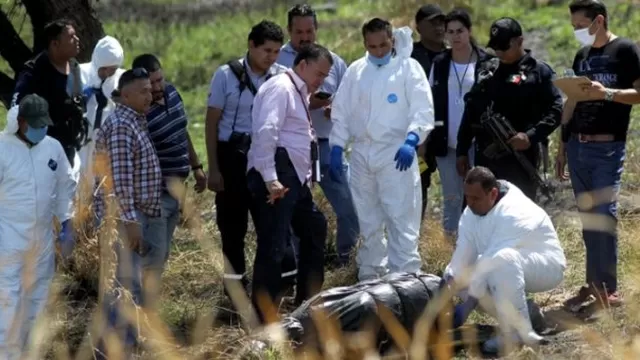 Autoridades informaron este viernes que hallaron 19 cuerpos, uno de mujer y 18 de hombres, en el municipio de Ixtlahuacán. Foto: AFP