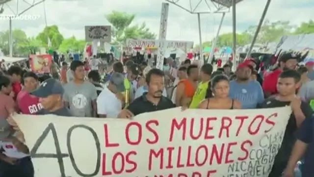 México: Migrantes cosen sus labios en protesta por salvoconductos