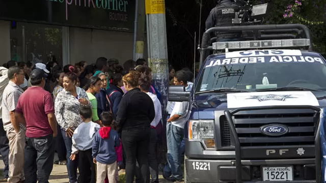  Personal de la Policía del Distrito Federal de México se paran en las afueras del albergue "La Gran Familia" donde una redada policial rescató a 596 personas, entre ellos 462 menores de edad. (Foto: AFP)