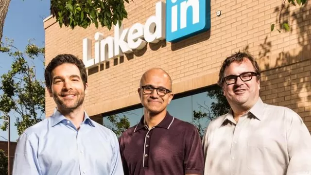 CEO de LinkedIn, Jeff Weiner (izq.), CEO de Microsoft, Satya Nadella (centro), y Reid Hoffman (der.). Foto: bizjournals.com