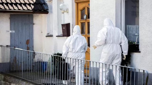 Los expertos forenses llegan a obtener pruebas en la casa de Hoexter, Alemania. (Via: NBC News)