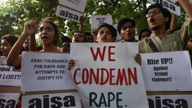 Estudiantes protestan en contra de la violencia contra la mujer en India. (V&iacute;a: AFP)