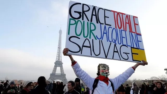 Esta foto de archivo tomada el 10 de diciembre de 2016 muestra al manifestante francés Jean-Baptiste Redde, también conocido como Voltuano asistiendo a una manifestación para pedir la liberación de Jacqueline Sauvage. (Vía: AFP)
