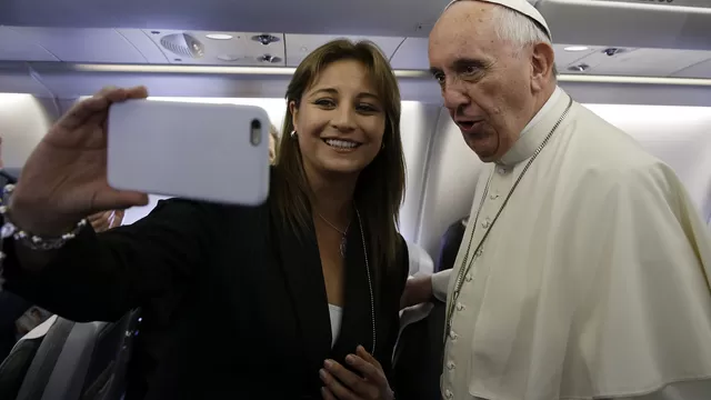 La periodista boliviana Priscilla Quiroga se toma una foto con el papa Francisco. (AP)