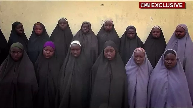 Esta toma de abril del 2016 de un video obtenido por la CNN muestra a 15 de las más de 200 estudiantes secuestradas por Boko Haram. (Vía: AFP)