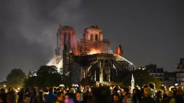 Utilizar aviones cisterna para apagar las llamas que consumen la catedral de Notre Dame de París no es una opción. Foto: AFP