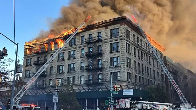 Gran incendio en Manhattan, en Nueva York. Foto: Twitter @KevinClamato