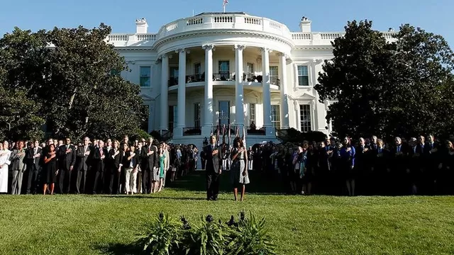 Barack Obama y su esposa Michelle en memorial por el 11 de septiembre. (V&iacute;a: CNN)