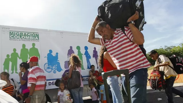 Ciudadanos colombianos forman una l&iacute;nea para regresar a su pa&iacute;s. (V&iacute;a: AFP)