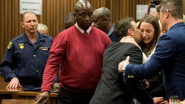 Oscar Pistorius fue condenado a seis años de cárcel por matar a su novia 