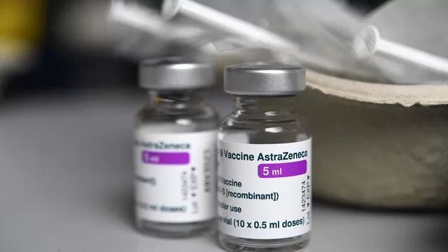 Países Bajos detecta diez casos posibles de coágulos sanguíneos tras vacunación con AstraZeneca. Foto referencial: AFP
