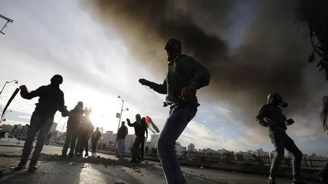 Protestantes palestinos lanzan rocas contra las tropas de Israel. Foto: AFP