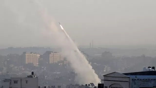 Activistas palestinos lanzaron cohete hacia Israel desde la Franja de Gaza. Foto: Reuters
