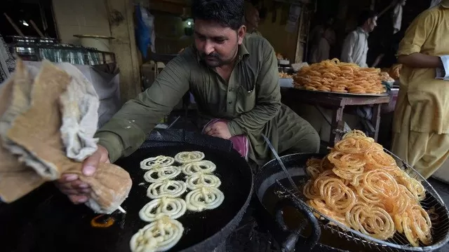 Un panadero paquistaní prepara 'Jalebi' para el Ramadán. (Vía: AFP)