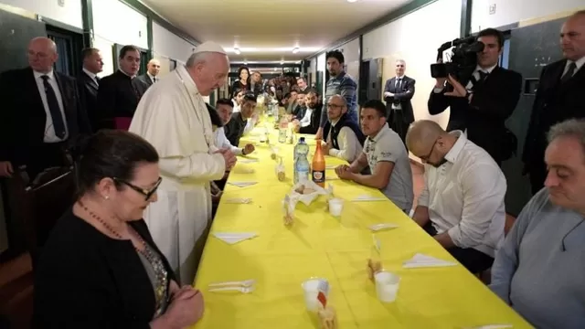 Papa Francisco almuerza con presos en Milán. (Vía: Twitter)