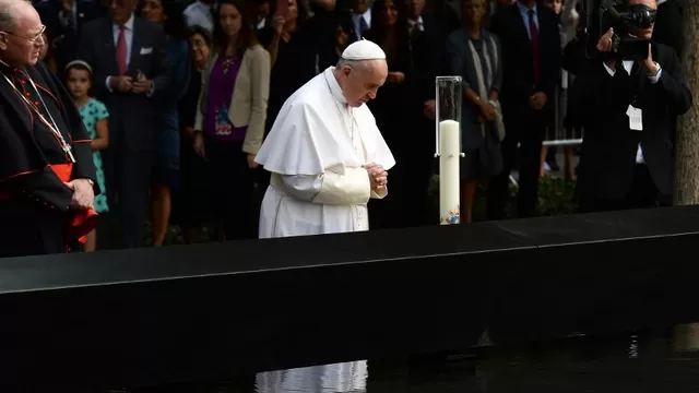 Papa Francisco reza sobre los nombres de las v&iacute;ctimas de 11-S. (V&iacute;a: AFP)