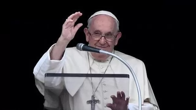 Papa Francisco da el visto bueno para que personas transgénero puedan ser bautizadas