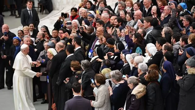 El papa Francisco bromeo con una monja visiblemente entusiasta. Foto: AFP