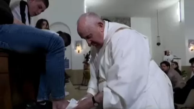 Papa Francisco le lavó los pies a jóvenes reclusos con ocasión del Jueves Santo / Fuente: Canal N