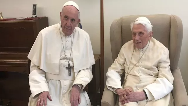 Papa Francisco y Benedicto XVI / AFP