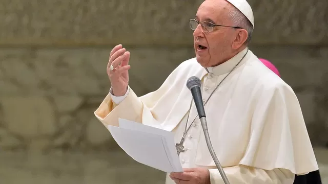 Papa Francisco pide por pasajeros de avión desaparecido y sus familias