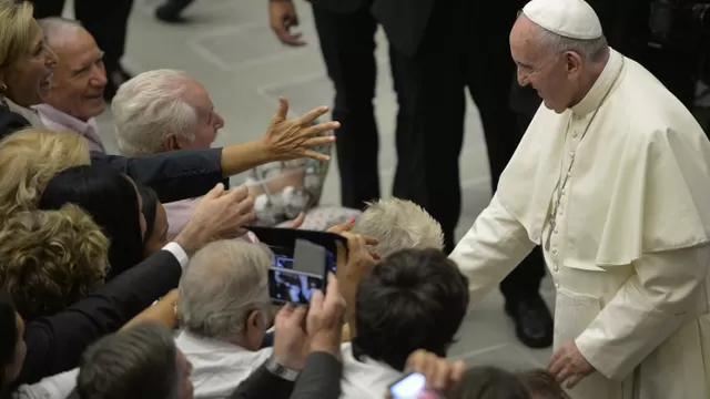 papa Francisco saludando a los fieles. (V&iacute;a: AFP)