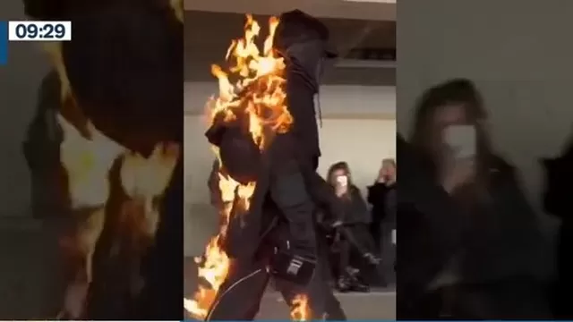 París: Modelo desfiló prendido en llamas en semana de la moda